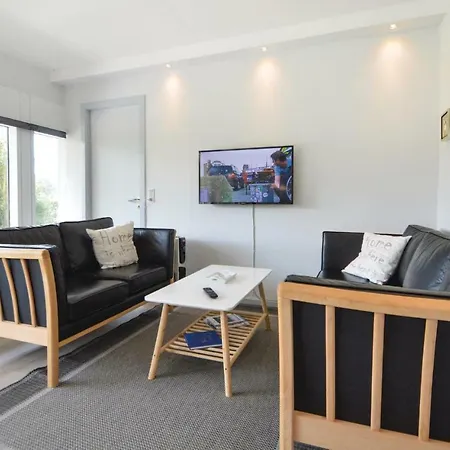 Three-bedroom In Hébergement de vacances Bredebro